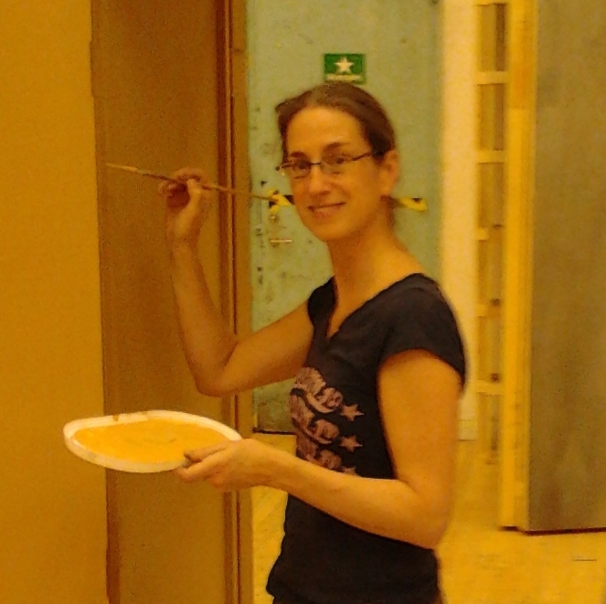 Maria Ekelund målar teaterdekor